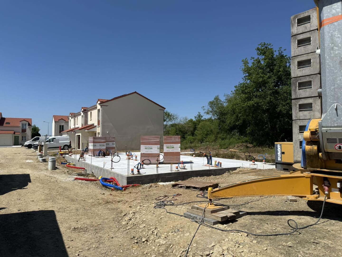 Dalle de maison en construction avec gaines en attente
