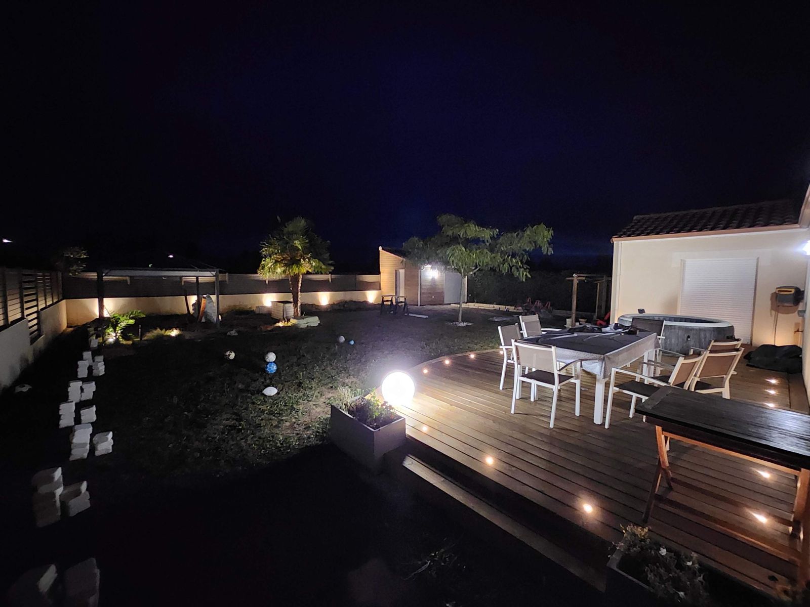 Jardin et terrasse éclairés de nuit, spots encastrés