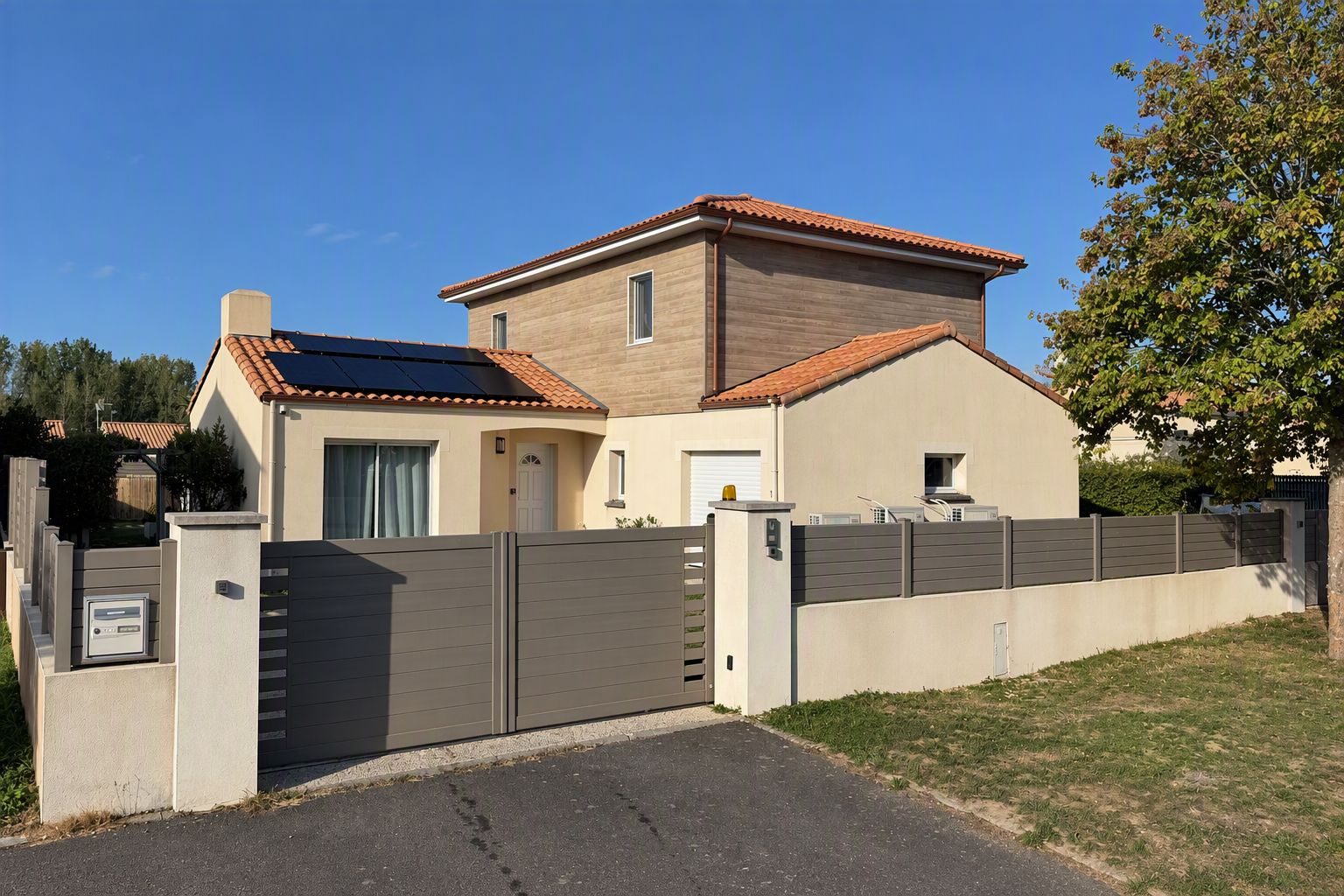 Maison avec portail motorisé, clôture et panneaux solaires