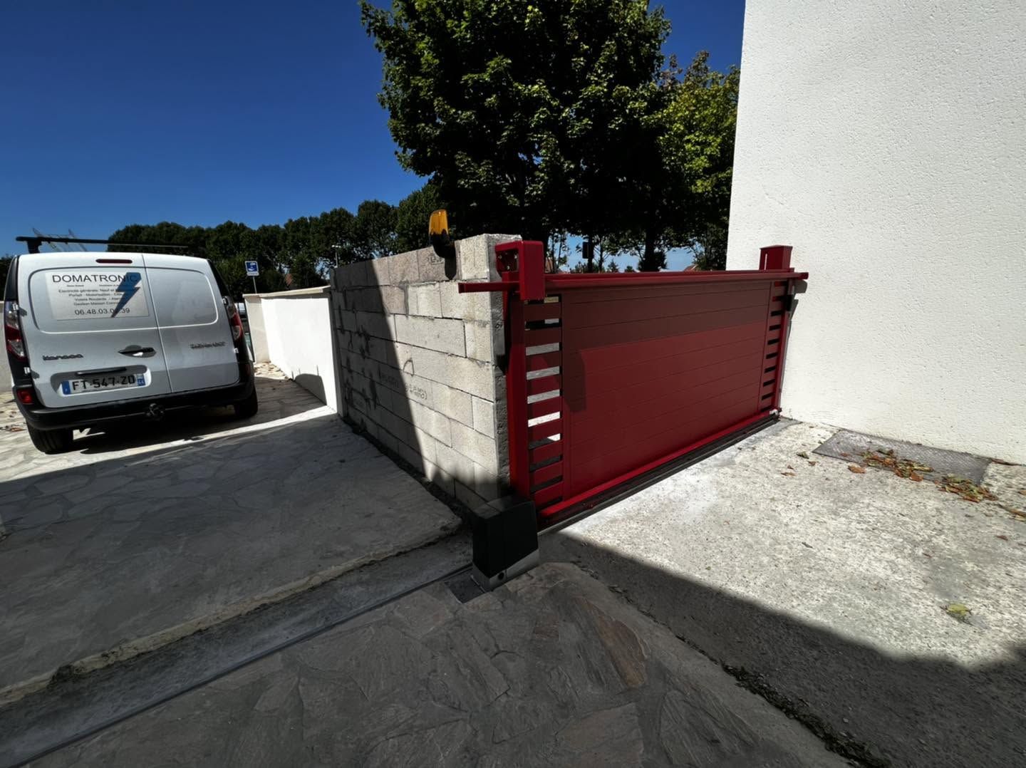 Portail coulissant rouge motorisé